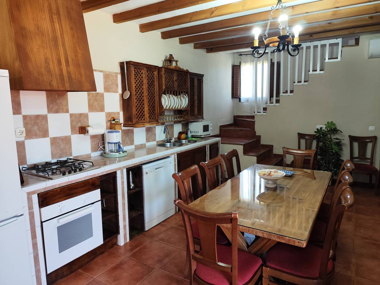 Casa en montañas tranquilas con piscina, terraza, balcón y Wi-Fi; aparcamiento disponible in El Borge, Costa del Sol