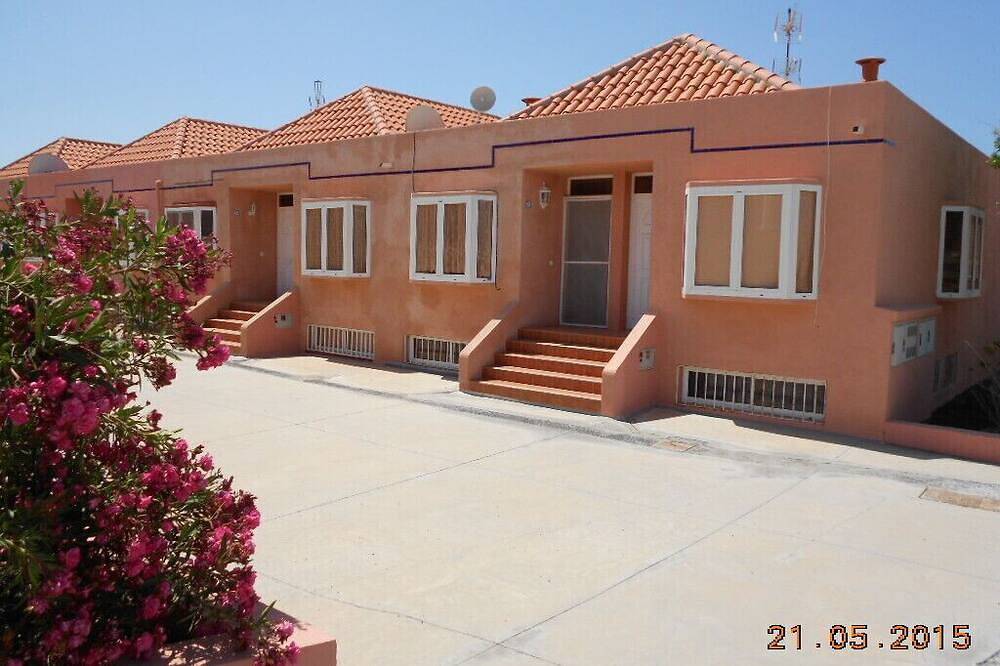 Spacious 3 bed/2 bath house, on a gated complex, Fibre Wifi. Two communal pools. in Costa de Antigua, Antigua
