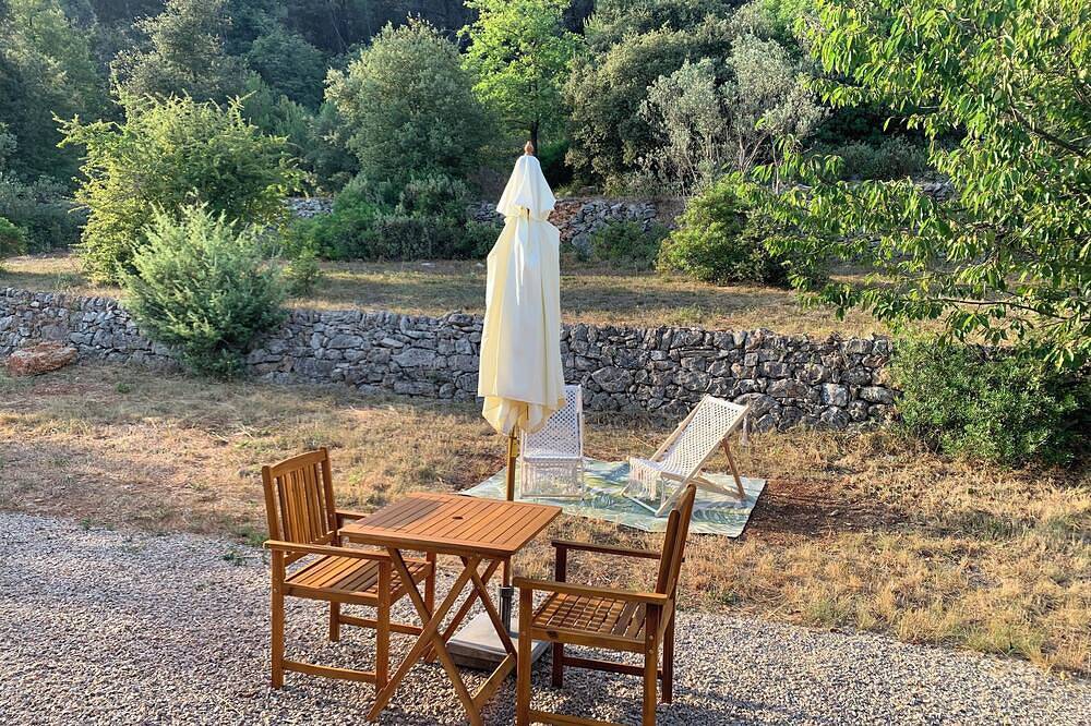 Quiet, romantic room with swimming pool in the heart of nature. in Figanières, Draguignan region