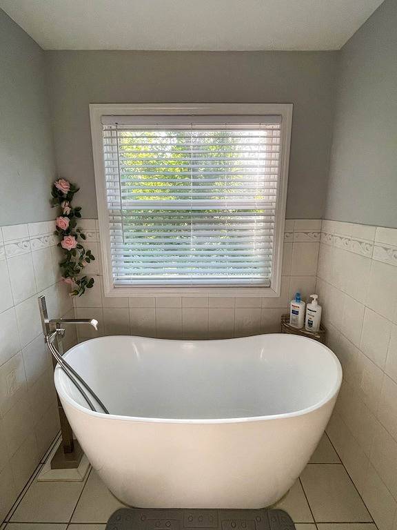 Ganze Wohnung, Geräumiger Komplex im modernen Stil in Centereach, Suffolk County