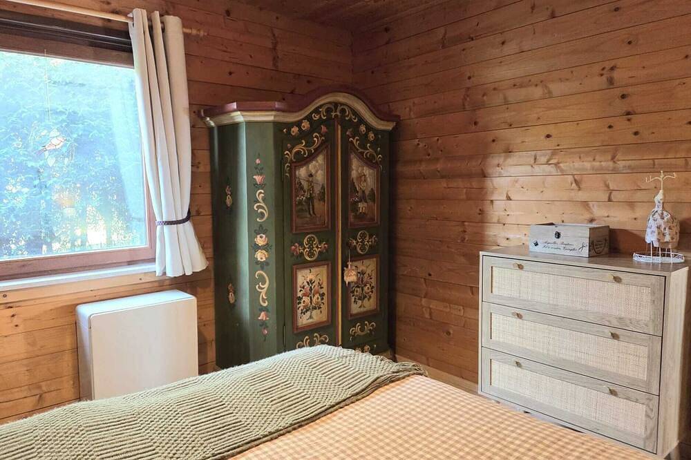 Die Schmugglerhütte. Kachelofen, Waldrand, eingezäunt, bis zu 3 Hunde willkommen in Haus im Wald, Grafenau