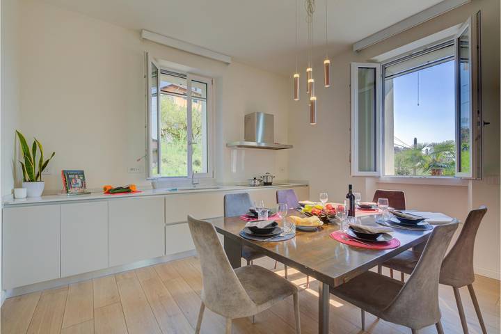Villa for 9 personer med terrasse in Taino, Lago Maggiore i Lombardiet