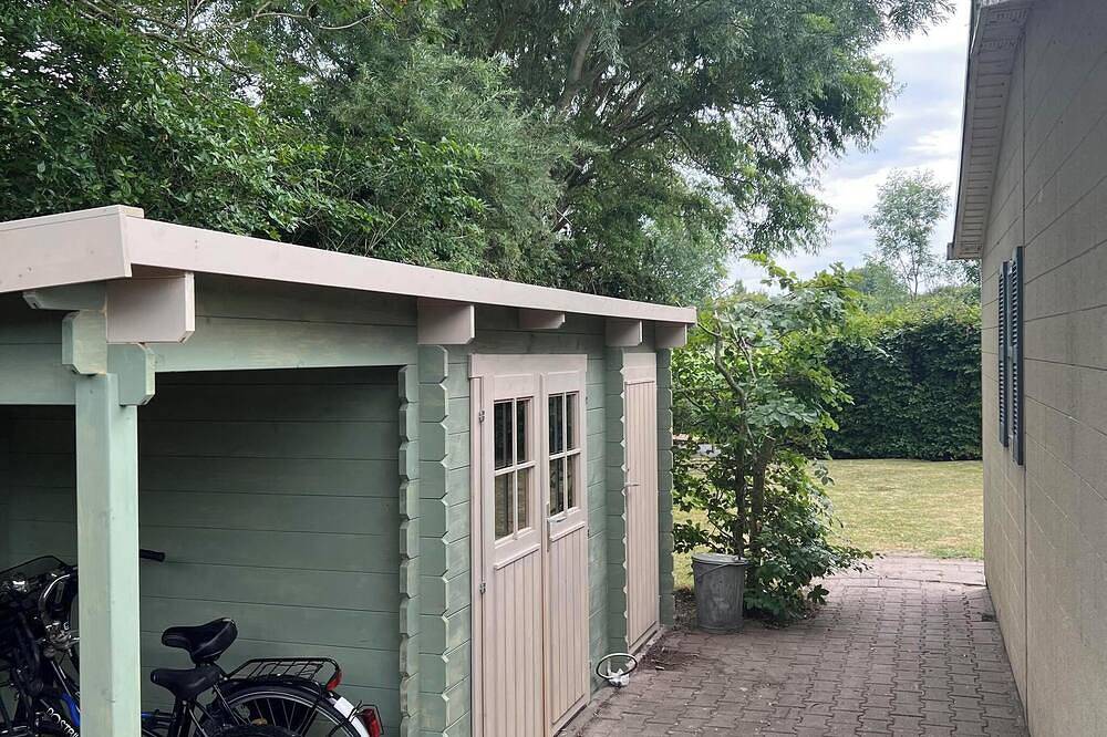 Detached 6-person waterfront chalet in Groede. Enjoy peace, nature, spacious garden, modern kitchen and proximity to beach and village. in Groede, Zeeuwse Kust
