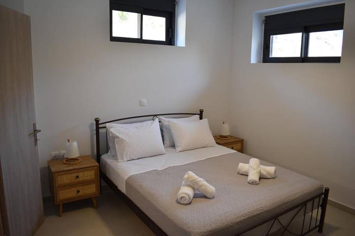 Gîte pour 4 personnes, avec piscine ainsi que jardin et vue dans Carystos - 2