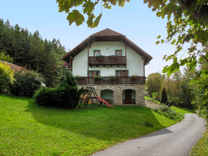 Ferienhaus für 8 Personen, mit Balkon und Whirlpool sowie Terrasse und Garten am Nationalpark Böhmerwald