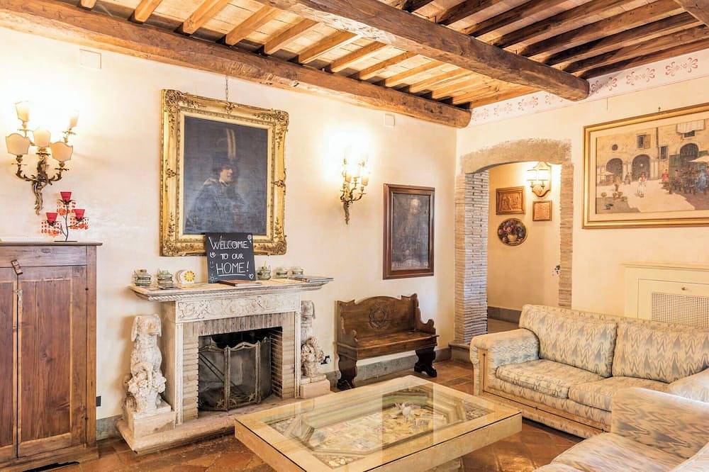Herrliche Wohnung in einem Ferienhaus mit Klimaanlage,  W-Lan, privatem Pool, Tv und Innenhof in Rocca di Papa, Parco Regionale dei Castelli Romani