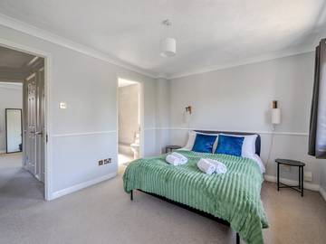 Glamping for 5 People in Chessington World of Adventures, Surrey, Photo 3