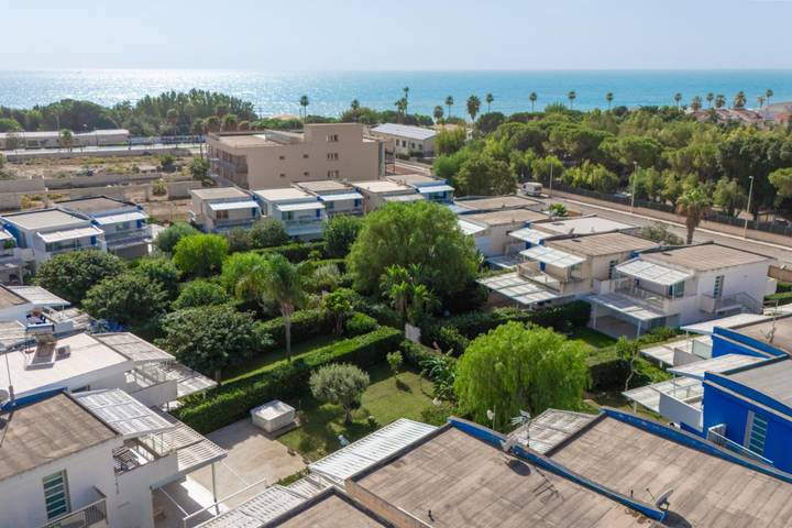 Entire apartment, Maestrale, holiday home with garden 100 meters from the sea in Dolcevita Beach, Ragusa