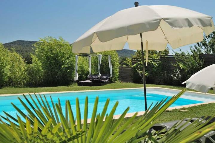 Location de vacances pour 6 personnes, avec jardin et piscine, animaux acceptés à Saint-Maurice-sur-Eygues