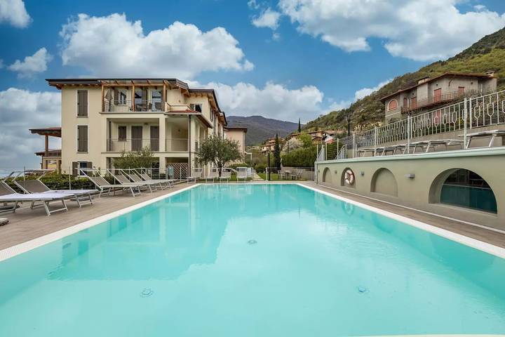 Entire apartment, Holiday Apartment 'Residence La Villa Kalliste' with Lake View, Garden, Shared Pool & Wi-Fi in Tignale, Garda Mountains