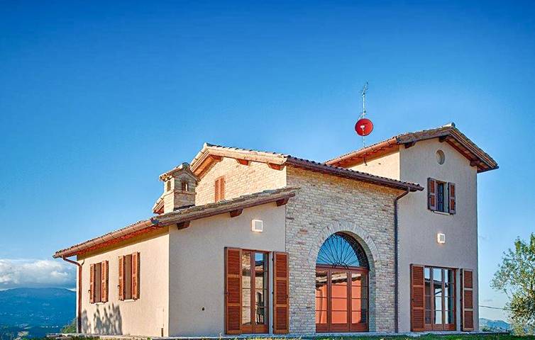 Location de vacances pour 7 personnes, avec terrasse ainsi que jacuzzi et piscine à Sant'Angelo in Vado