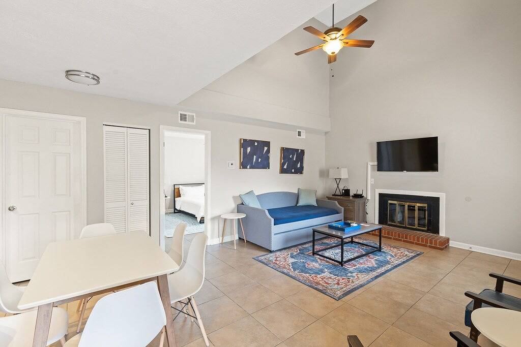 Beautiful Townhome 0.2 Miles to Downtown Au! Sleeps 8! in Auburn (AL), Alabama