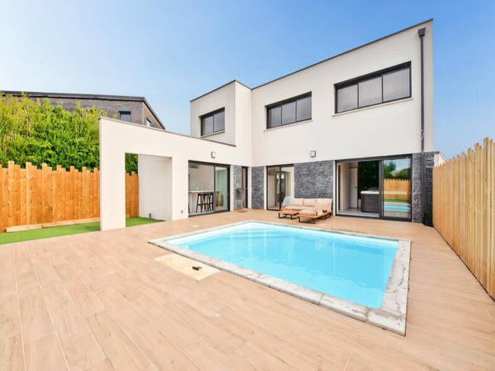 Appartement de vacances pour 9 personnes, avec jardin ainsi que terrasse et piscine
