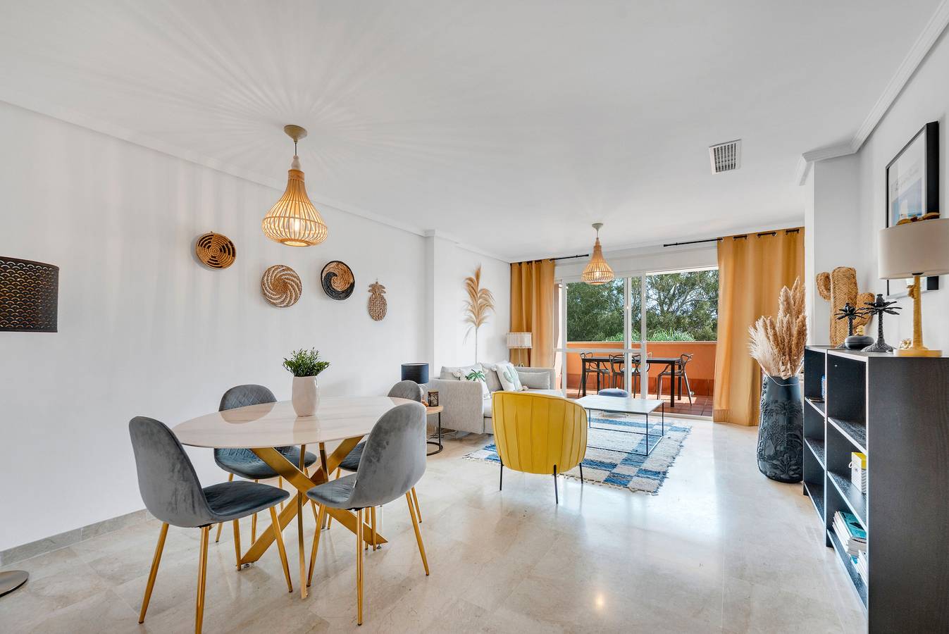 Geheel appartement, Appartement 'Dunas and Beach Marbella Cabopino' met Gedeeld Zwembad, Wi-Fi en Airconditioning in Carib Playa, Marbella
