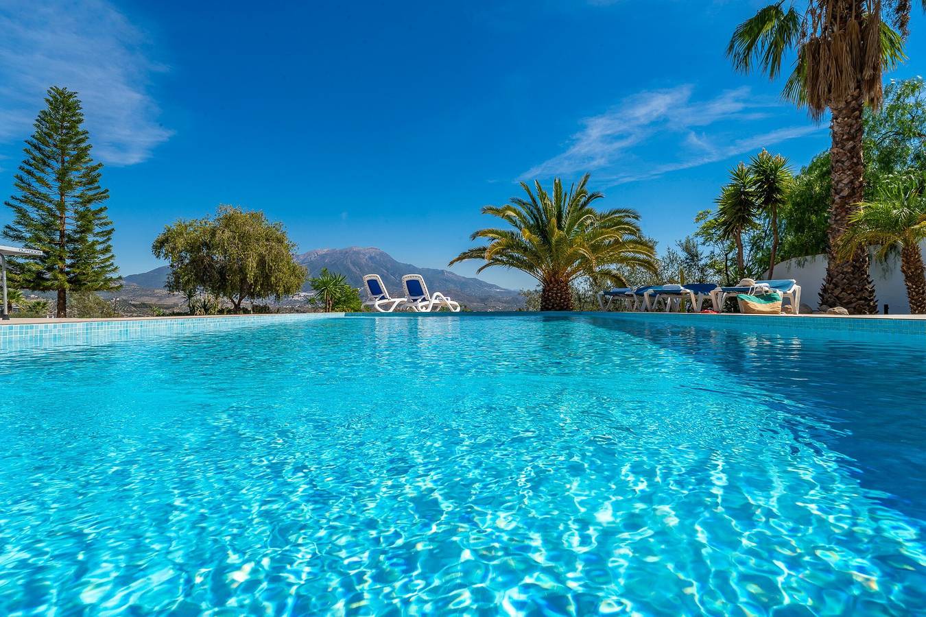 Villa Monterosa con vistas al lago y a la montaña, piscina, jardín y Wi-Fi in Viñuela, Provincia de Málaga