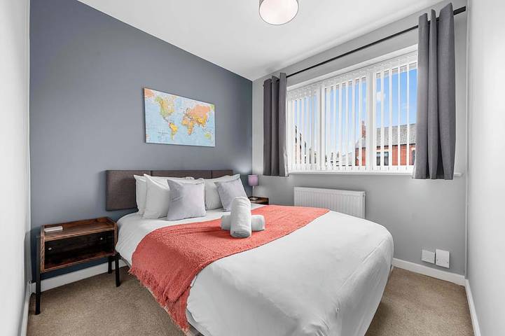 3 Bed Stockport Home | Free Parking in Stockport, Grand Manchester