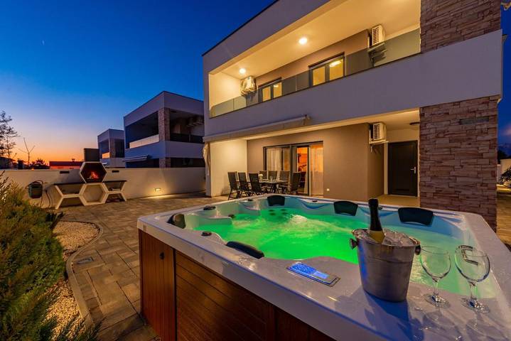 Villa pour 8 personnes, avec Balcon et Jacuzzi ainsi que Terrasse et Jardin dans Vir