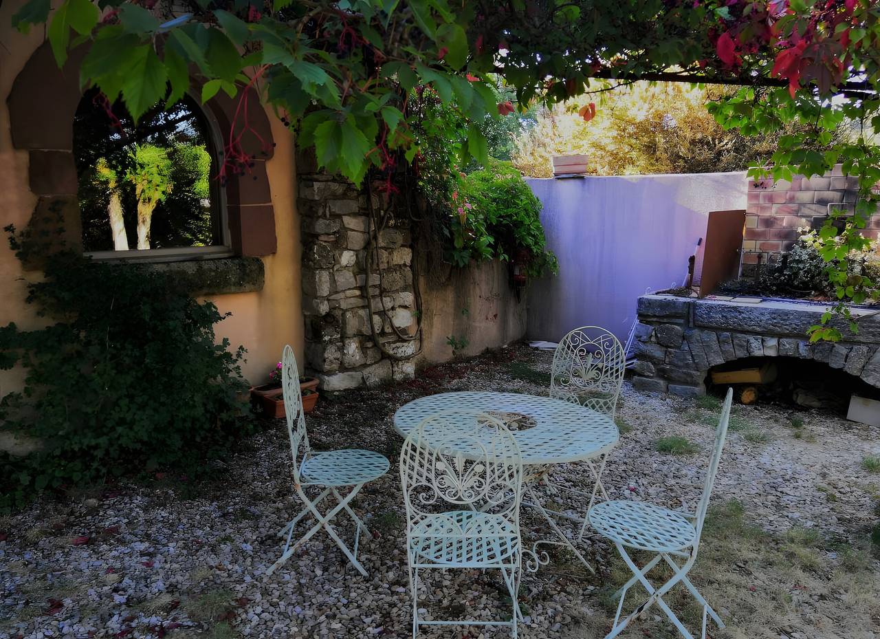 Studio entier, Gîtes du Bout du Monde : vue montagne et terrasse privée in Saint-Étienne-de-Gourgas, Région de Lodève