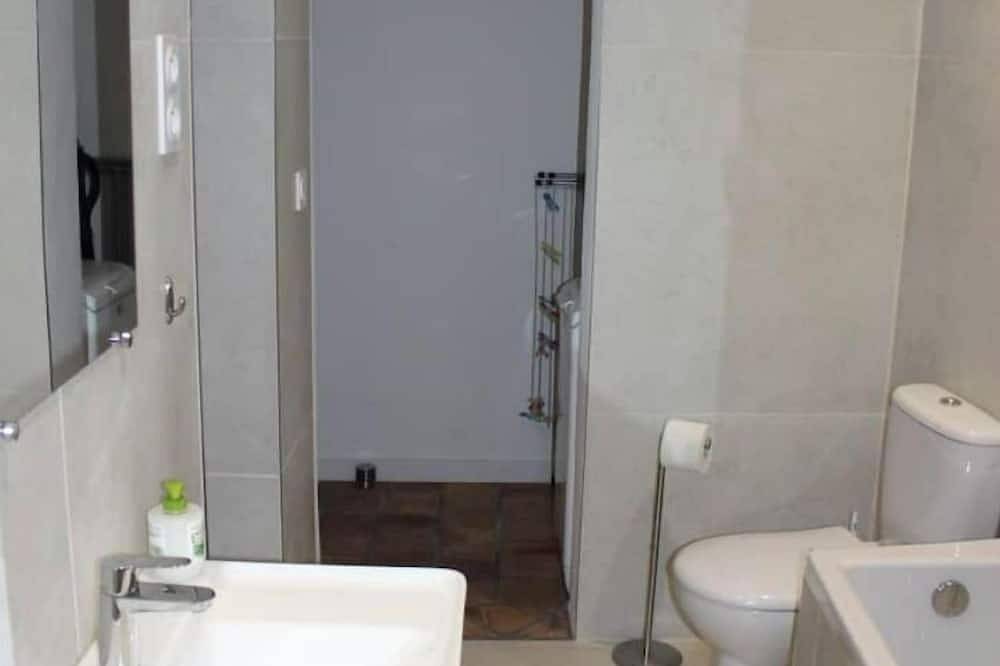 Entire apartment, Joli Appart Avec Terrasse Sous les Platanes in Cabannes, Arles region