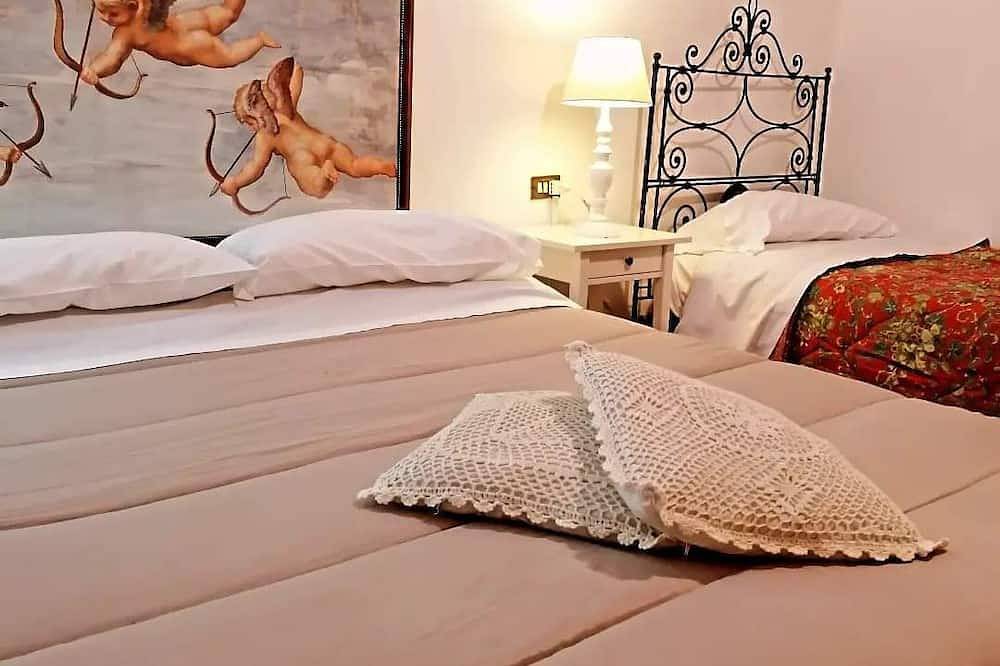 Triple room in apartment and bathroom, experience the magic of the historic center  in Asís, Provincia de Perugia