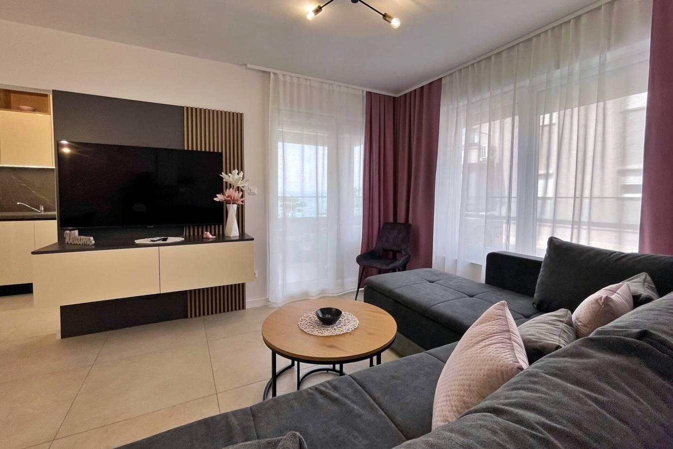 Ganze Wohnung, Luxusapartment Punta Silo - 30 m vom Meer entfernt, Meerblick, Swimmingpool, Außendusche, Smart-Tv, Waschraum, privater Parkplatz in Silo (Krk), Krk