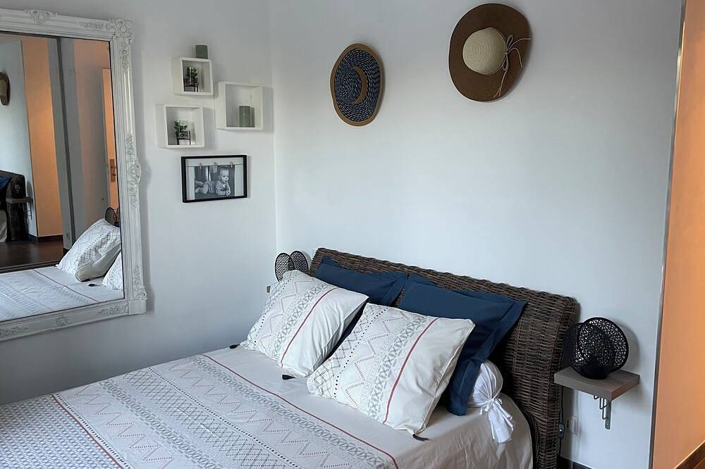 Room. separate  in Narbona, Côte d'Améthyste