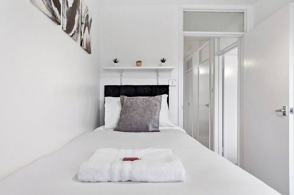 4Br • Longer Stay Discount • Contractor Digs • New in Crawley, West Sussex