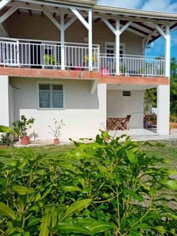Gîte pour 4 personnes, avec terrasse et jardin à Le François