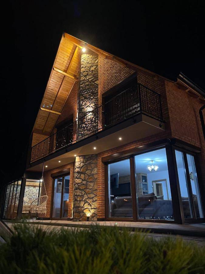 Ferienwohnung für 8 Personen, mit Balkon und Whirlpool sowie Terrasse und Garten in Kosovo