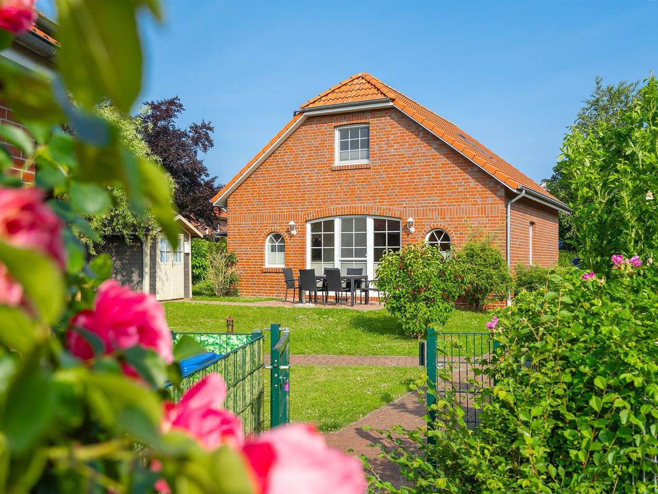 Mittsommer - Schönes Ferienhaus (100qm) für 6 Personen mit Kamin, Garten und Wasserzugang in Eilsum, Krummhörn