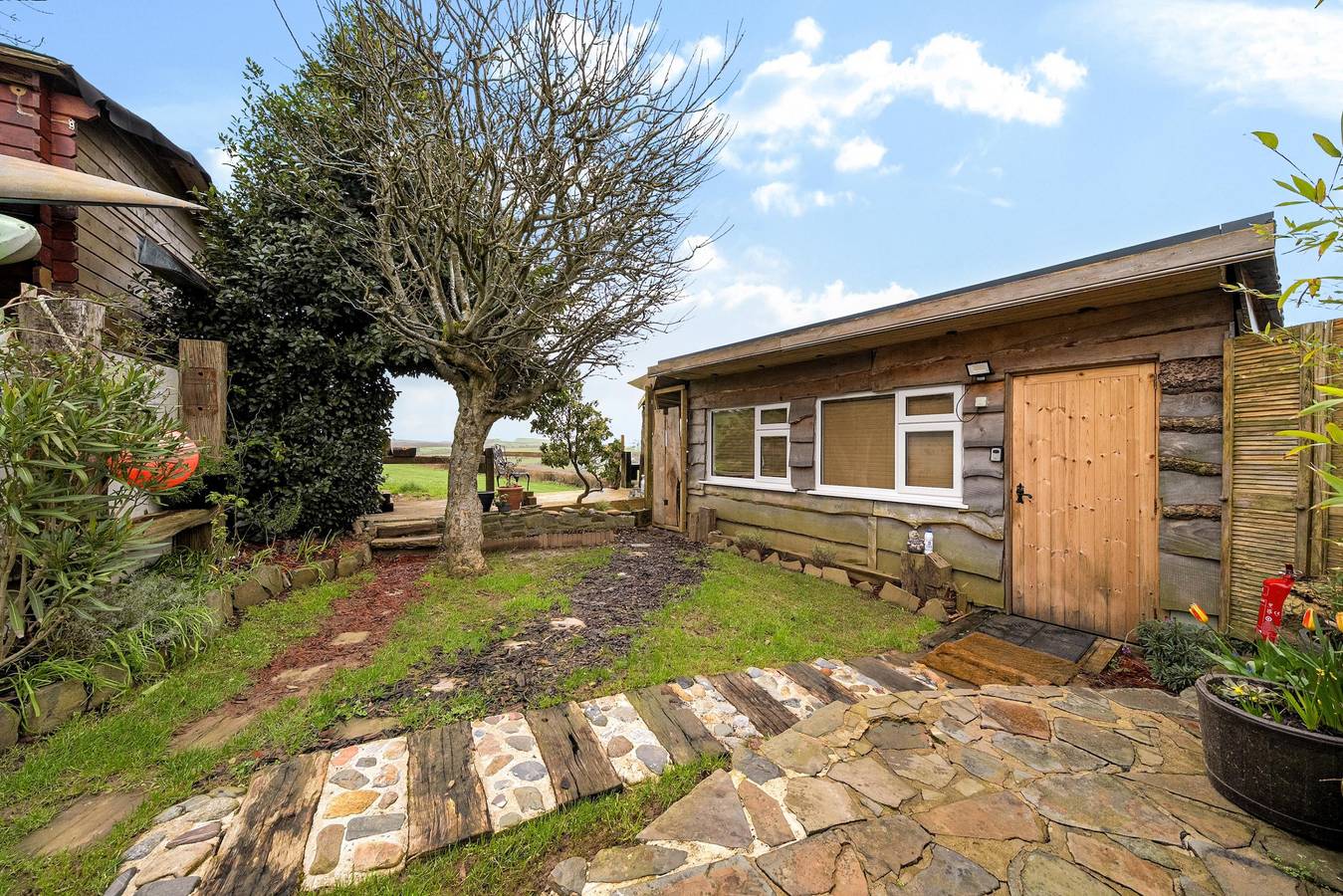 Estúdio inteiro, Cosy rustic cabin with hot tub and country views in Carmarthenshire