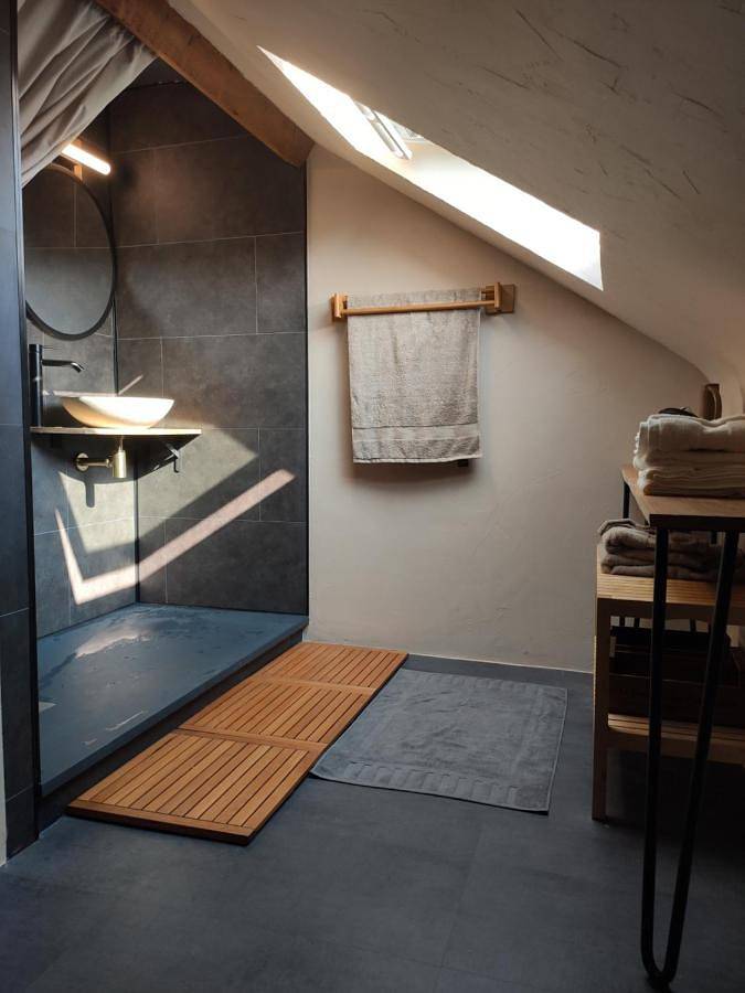 Location de vacances pour 2 personnes, avec terrasse ainsi que vue et jardin à Changé - 3