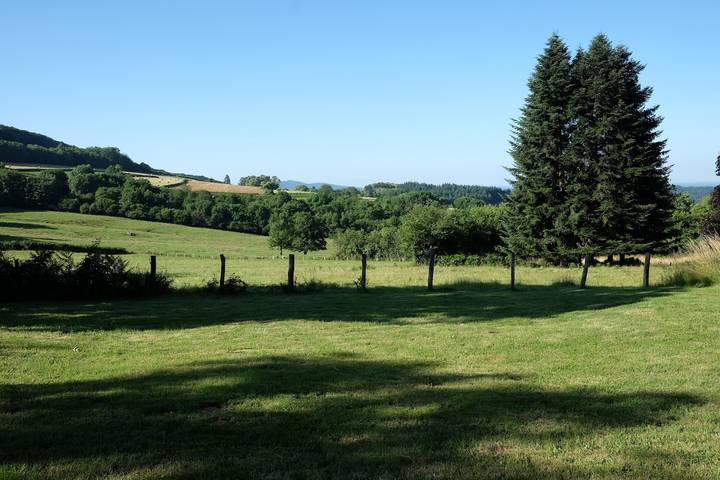 Villa élégante avec piscine privée et vue panoramique sur les collines du Morvan in Saint-Léger-de-Fougeret, Parc naturel régional du Morvan