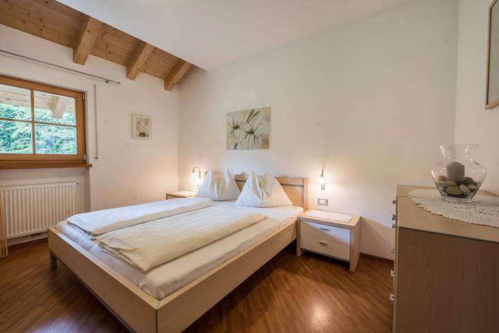 Ferienwohnung für 6 Personen, mit Balkon und Garten im Dorf Tirol