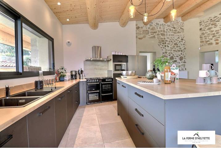 Casa de vacaciones 'La Ferme D'Helyette' con vistas a la montaña, piscina privada y Wi-Fi in Toulaud, Tournon-sur-Rhône región