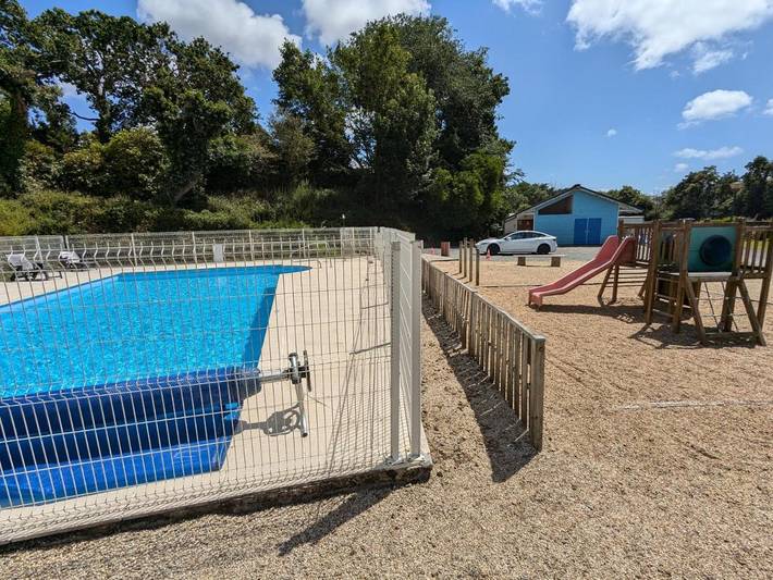 Location de vacances pour 9 personnes, avec piscine ainsi que vue et jardin à Kermaria-Sulard - 2