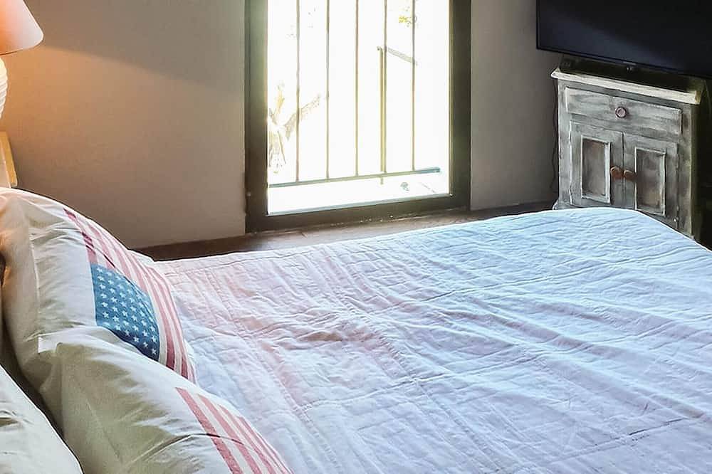 Beautiful home in Paradou in Paradou, Arles region