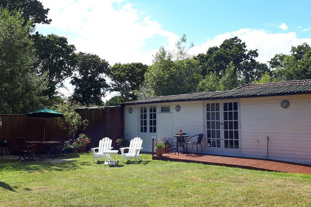 Lymington Self-Catering Garden Retreat in Lymington, Hampshire