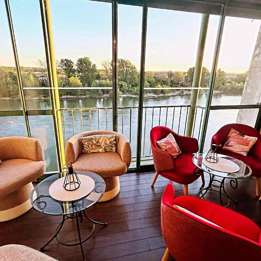 Côte Garonne le Balcon Des Dames -hôtel et restaurant- Tonneins Fauillet Marmande - panorama sur Garonne-climatisé- accueil vélo- soirée étape- chambre famille- étape et séjour touristique- in Tonneins, Région de Marmande