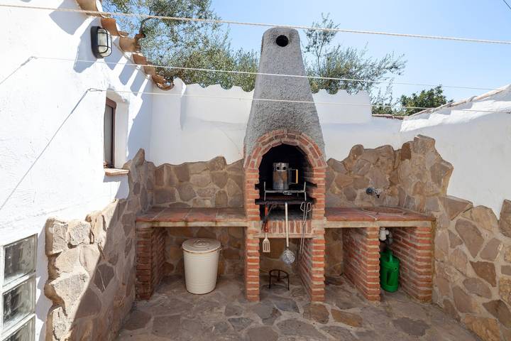Country House 'Cortijo Salva' with Mountain Views, Private Garden, and Wi-Fi in Periana, Cordillera Penibética
