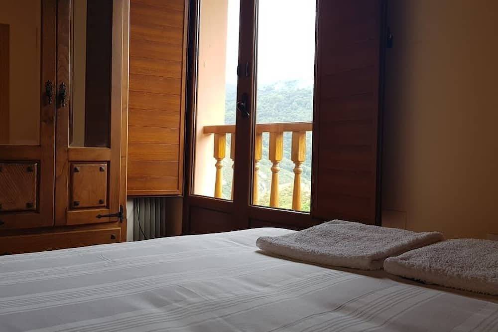 Charming cottage with amazing views in a quiet mountain village in Amieva, Lakes of Covadonga