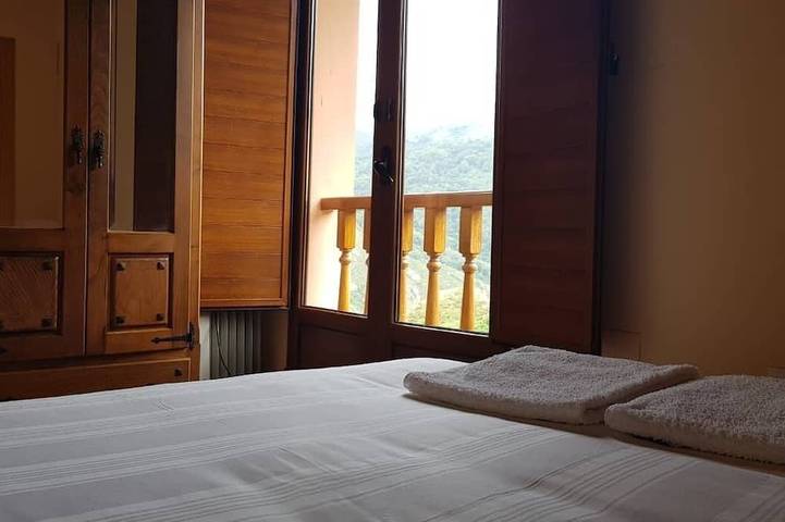 Charming cottage with amazing views in a quiet mountain village in Amieva, Lagos de Covadonga