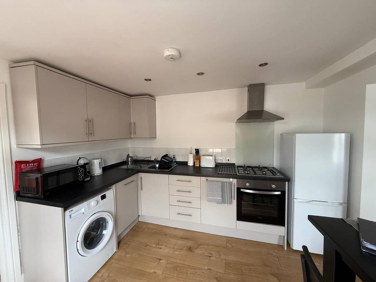 Entire holiday apartment, 1 Bed Flat Sleeps 4, Free Parking, Balcony in Whitstable, Kent