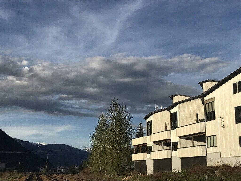 Gorgeous Grand Loft nur wenige Schritte von der Innenstadt von Cafés / Cafés in Nelson, Whitewater Ski Resort