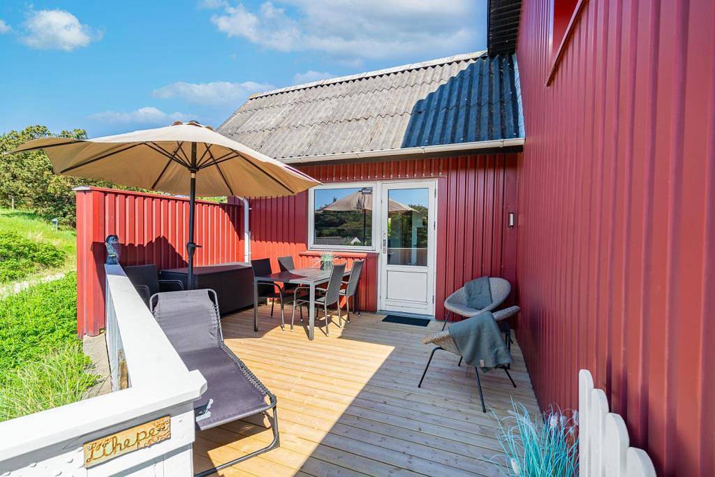 Gemütliche kleine Bungalowwohnung mit großer geschlossener Südterrasse. in Henne, Varde en omgeving