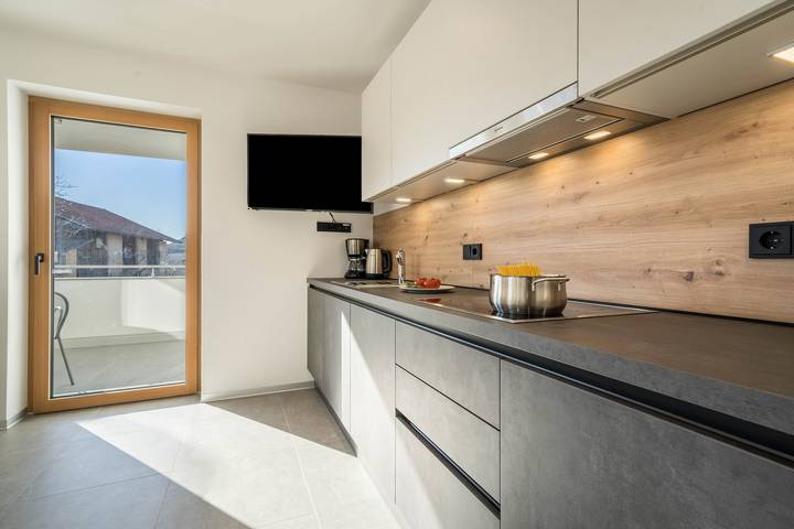 Hel lejlighed, Apartment "Sunnig - Sonnenaufgang" with Mountain View, Balcony & Wi-Fi in Lana, Nonsberggruppe