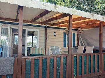 Gîte pour 4 personnes, avec terrasse et piscine à Thiviers