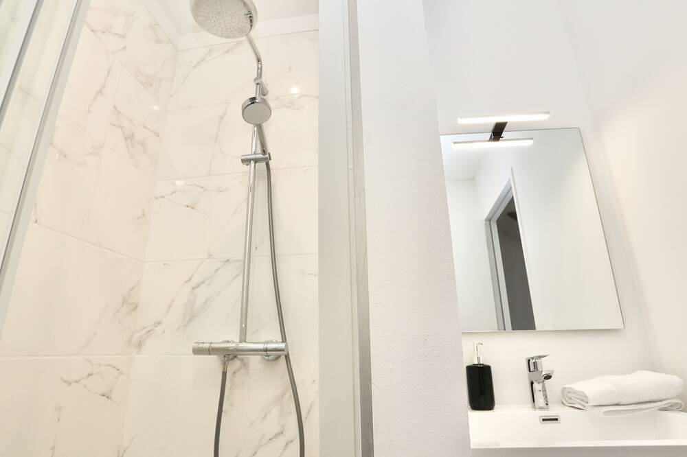 Apartamento entero, Napoléon Gare 8 ★ T2 ★ Dernier Etage ★ Bylocly in Pontivy, Pontivy region