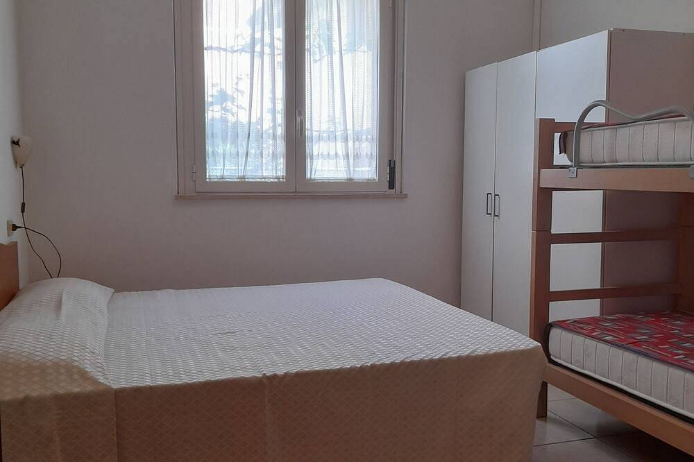 Entire apartment, Four-room apartment with sea view 30 m from the beach in Tortoreto Lido, Tortoreto Region