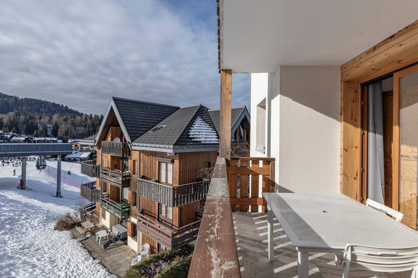 Appartement entier, Appartement « 8 Pers – Pied des pistes » avec vue montagne, terrasse privée et Wi-Fi in Station de Morillon, Grand Massif